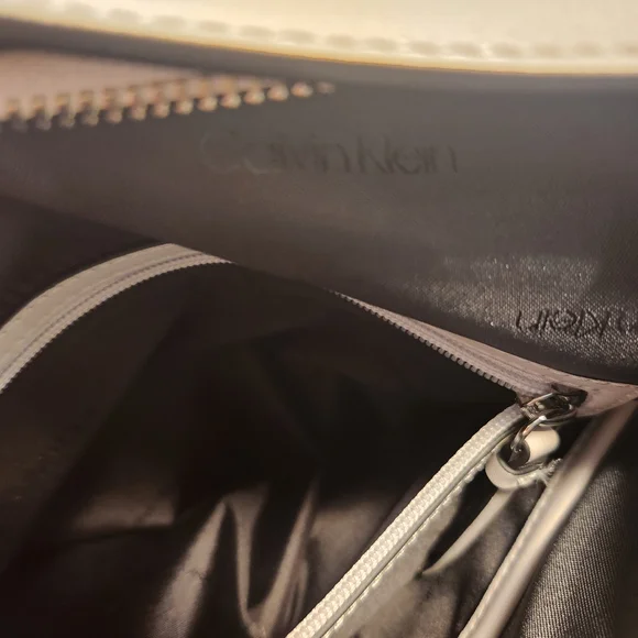 Calvin Klein NWOT Max Top Zip Hobo Shoulder Bag